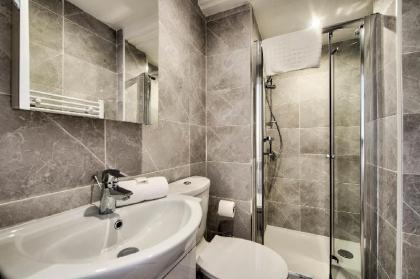 Spacious and Stylish 4-Bed Georgian Apartment - image 10