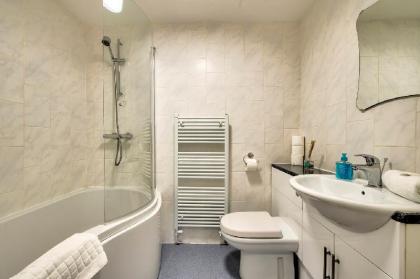 Spacious and Stylish 4-Bed Georgian Apartment - image 11
