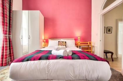 Spacious and Stylish 4-Bed Georgian Apartment - image 12