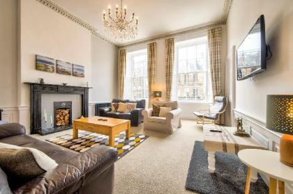 Spacious and Stylish 4-Bed Georgian Apartment - image 13