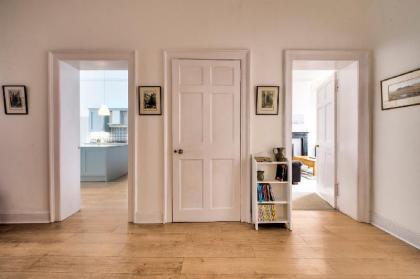 Spacious and Stylish 4-Bed Georgian Apartment - image 14