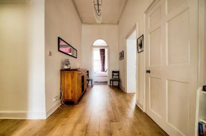 Spacious and Stylish 4-Bed Georgian Apartment - image 16