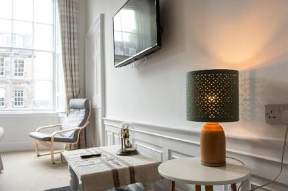 Spacious and Stylish 4-Bed Georgian Apartment - image 19