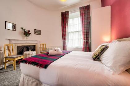 Spacious and Stylish 4-Bed Georgian Apartment - image 2