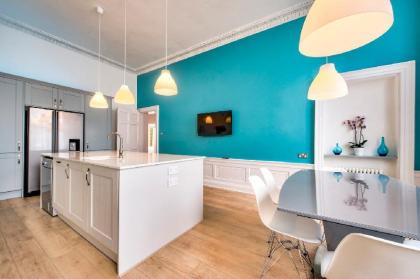 Spacious and Stylish 4-Bed Georgian Apartment - image 3