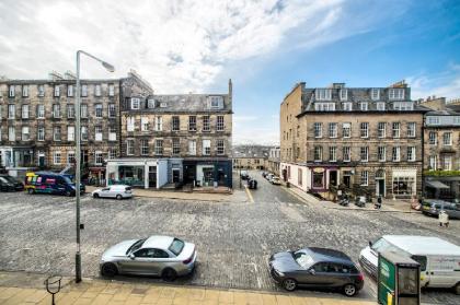 Spacious and Stylish 4-Bed Georgian Apartment - image 4