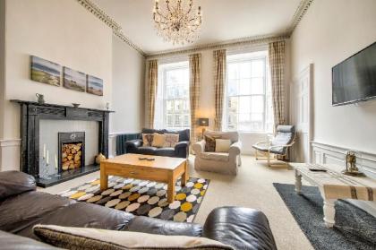 Spacious and Stylish 4-Bed Georgian Apartment - image 6