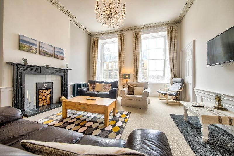 Spacious and Stylish 4-Bed Georgian Apartment - image 6