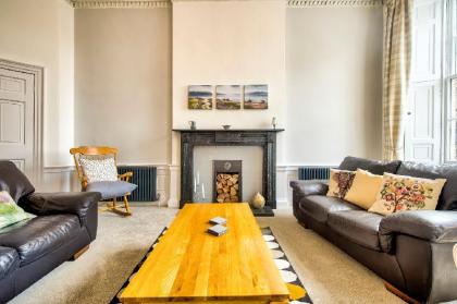 Spacious and Stylish 4-Bed Georgian Apartment - image 9