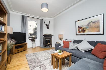 Beautiful Traditional 2 Bedroom Main Door Flat - image 1