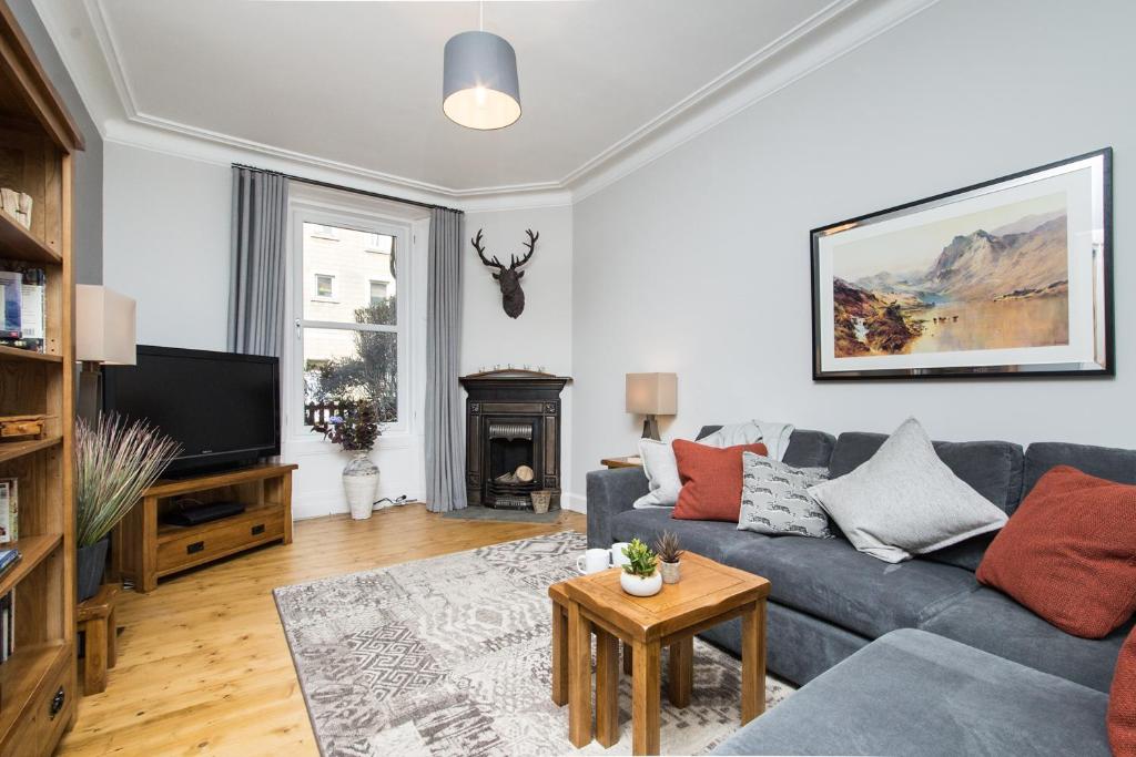 Beautiful Traditional 2 Bedroom Main Door Flat - main image