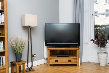 Beautiful Traditional 2 Bedroom Main Door Flat - image 11