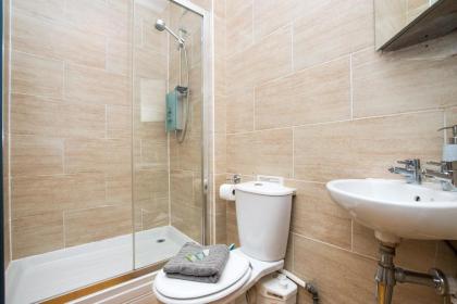 Beautiful Traditional 2 Bedroom Main Door Flat - image 14
