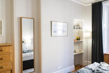 Beautiful Traditional 2 Bedroom Main Door Flat - image 18