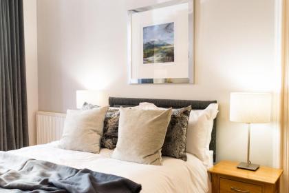 Beautiful Traditional 2 Bedroom Main Door Flat - image 19