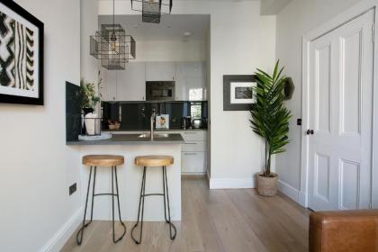 Holyrood Park City Centre Apartment - image 1