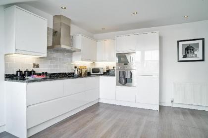 Luxury George St Apartments: Castle Suite (2-bed) - image 12