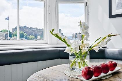 Luxury George St Apartments: Castle Suite (2-bed) - image 16