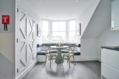 Luxury George St Apartments: Castle Suite (2-bed) - image 17