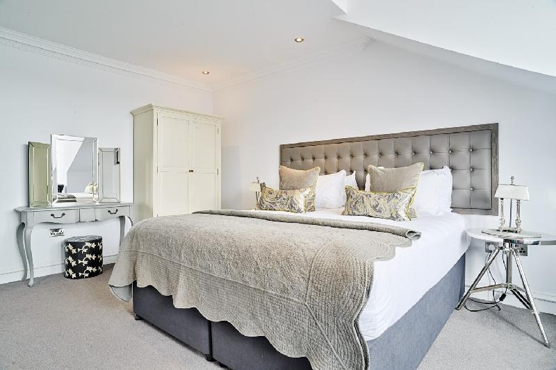 Luxury George St Apartments: Castle Suite (2-bed) - image 3