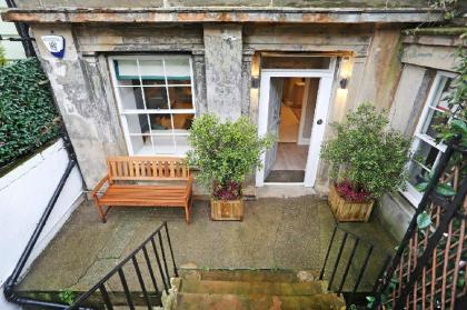 Private Entrance Apartment in New Town - image 4