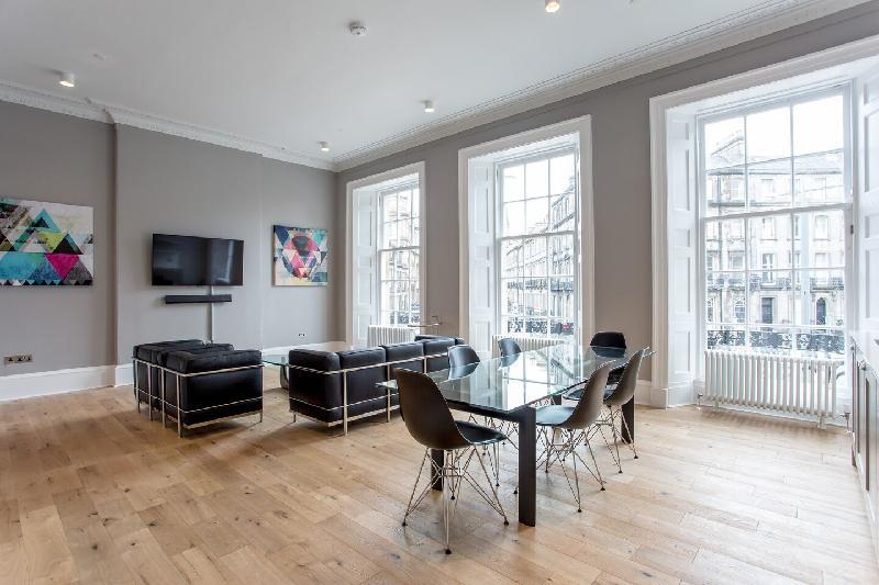 Huge 5* Georgian Apartment - Great Location - image 4
