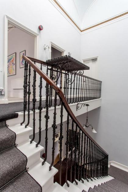 Huge Luxury Townhouse in the City Centre - image 2