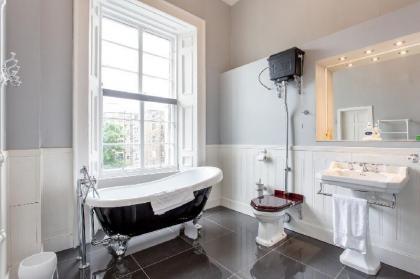 Huge Luxury Townhouse in the City Centre - image 20