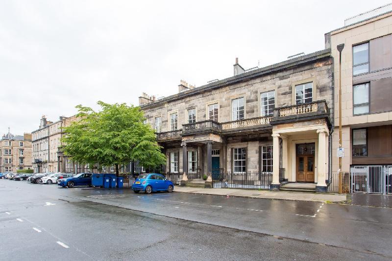 Huge Luxury Townhouse in the City Centre - image 4