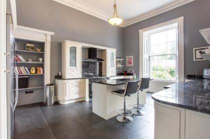 Huge Luxury Townhouse in the City Centre - image 5