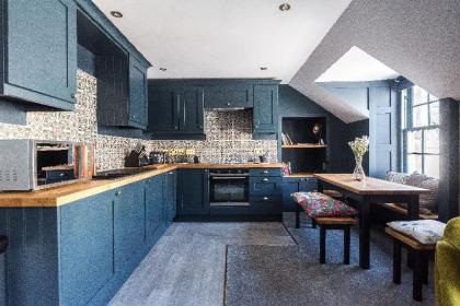 Grassmarket luxury w/ parking - Bonjour Residences - image 10