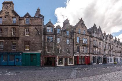 Grassmarket luxury w/ parking - Bonjour Residences - image 7
