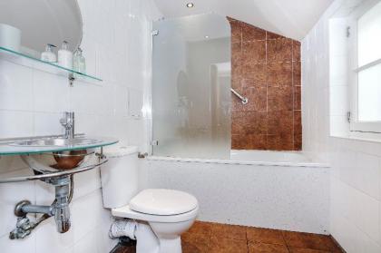 New Town 3BR-3BA Main Door - Free Parking & Patio - image 5