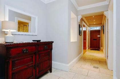 New Town 3BR-3BA Main Door - Free Parking & Patio - image 7