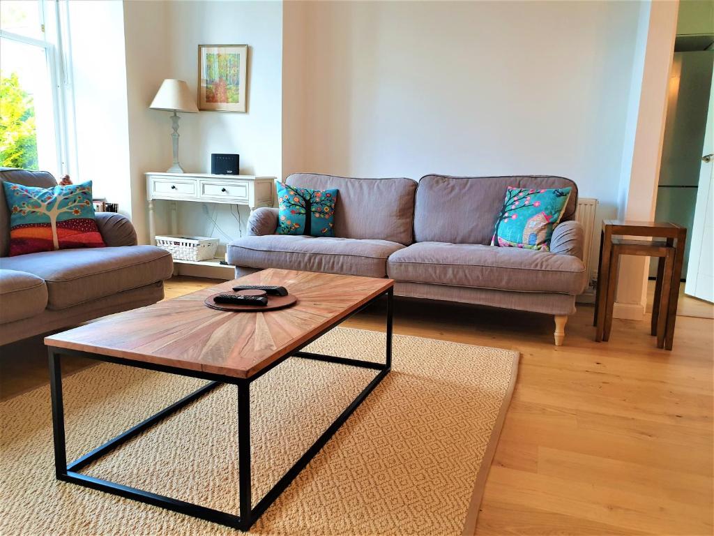 Lovely 2 bed near Meadows with private parking - main image