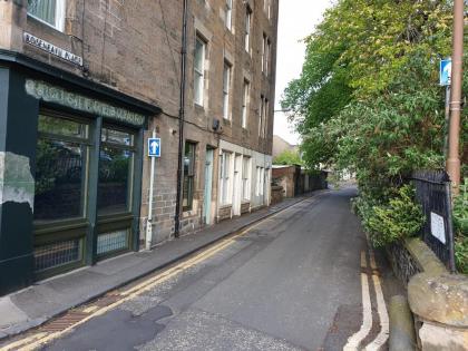 Lovely 2 bed near Meadows with private parking - image 12