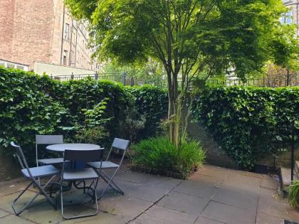 Lovely 2 bed near Meadows with private parking - image 13