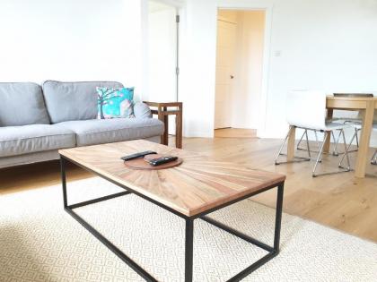 Lovely 2 bed near Meadows with private parking - image 14