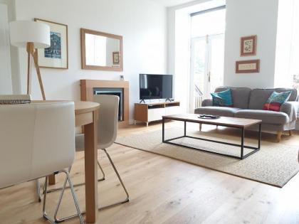 Lovely 2 bed near Meadows with private parking - image 15