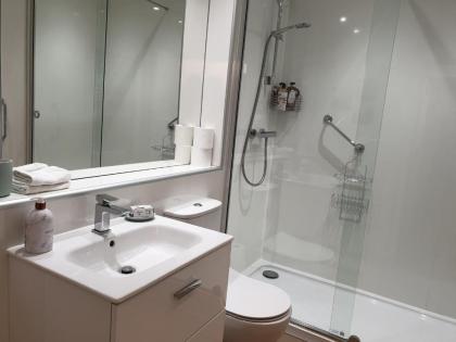 Lovely 2 bed near Meadows with private parking - image 17