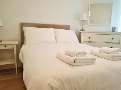 Lovely 2 bed near Meadows with private parking - image 19