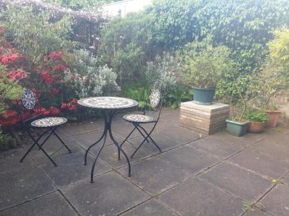 Lovely 2 bed near Meadows with private parking - image 2