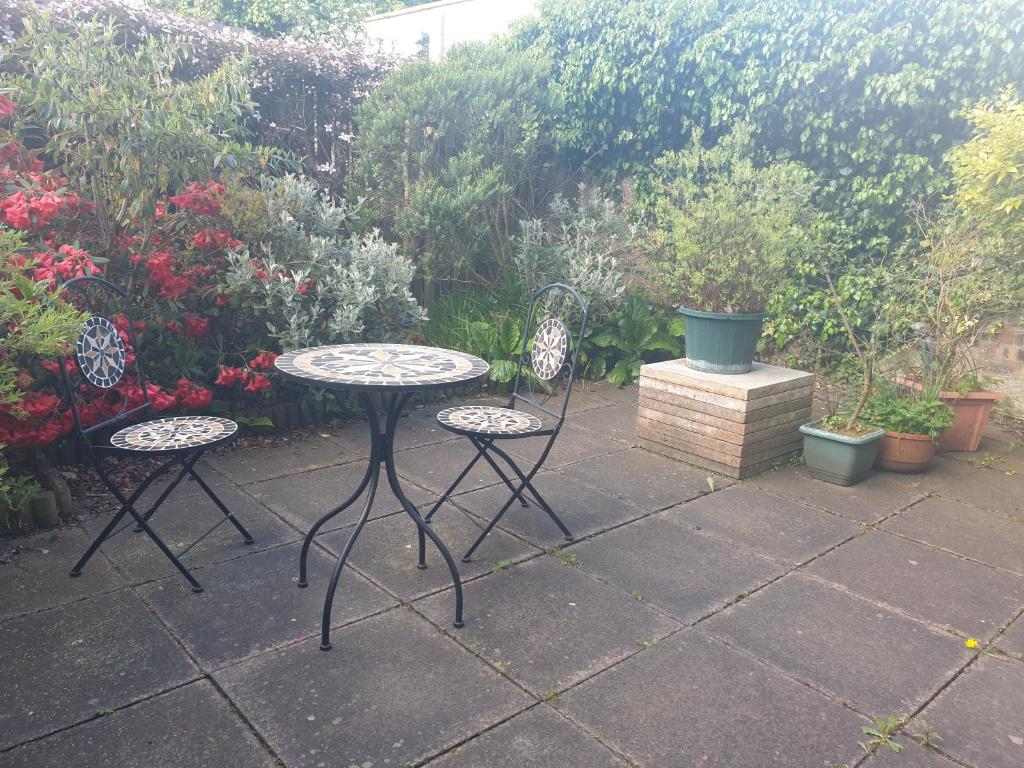 Lovely 2 bed near Meadows with private parking - image 2