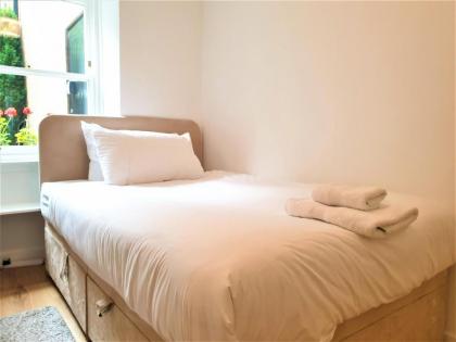 Lovely 2 bed near Meadows with private parking - image 20