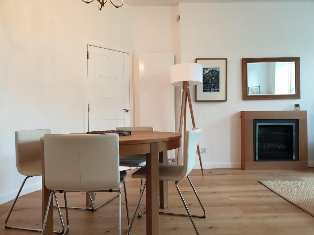 Lovely 2 bed near Meadows with private parking - image 3