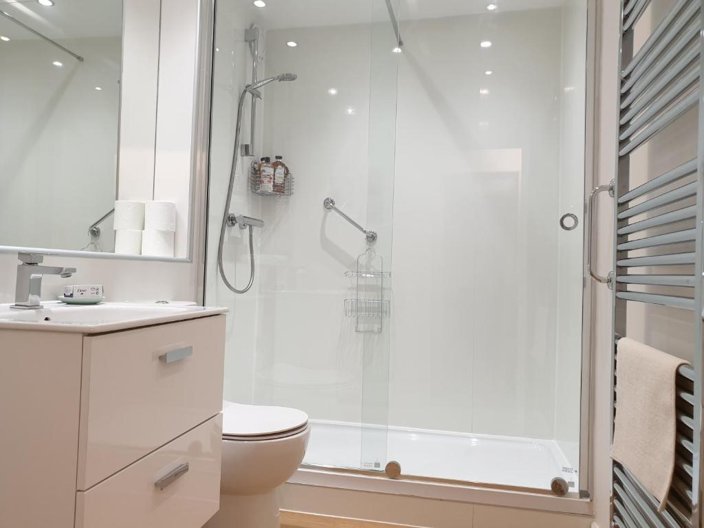 Lovely 2 bed near Meadows with private parking - image 5