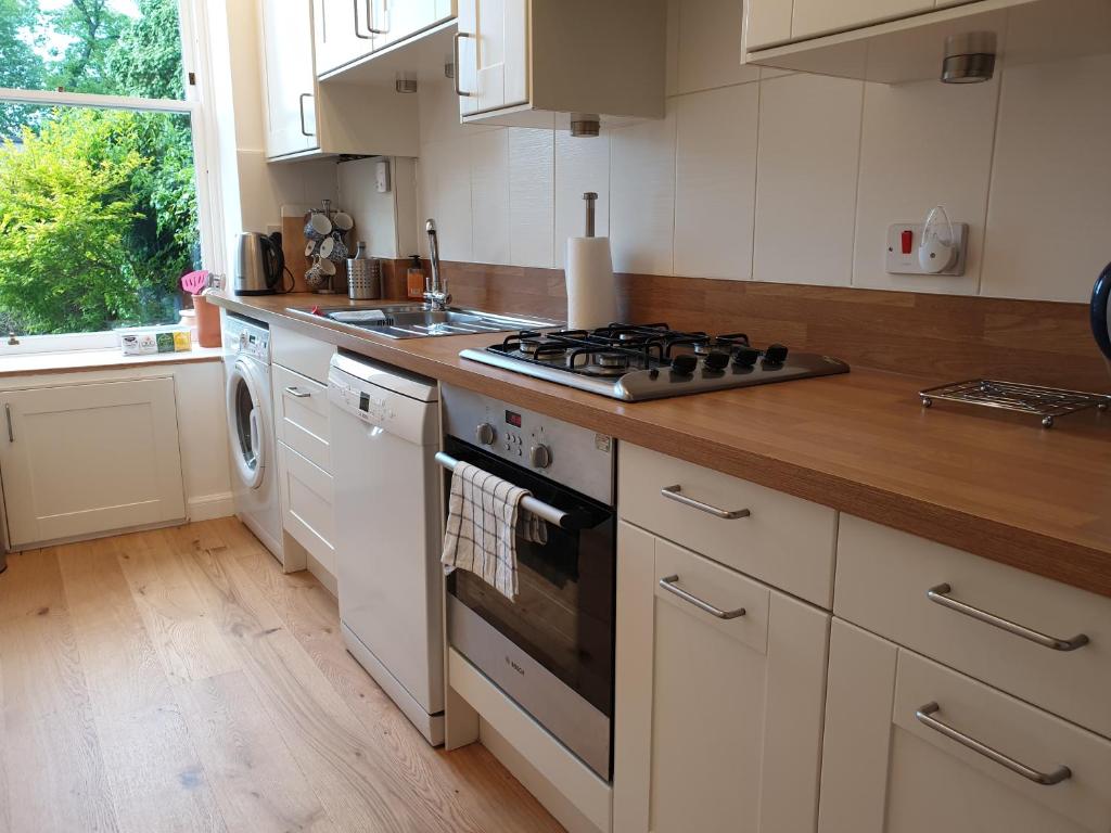 Lovely 2 bed near Meadows with private parking - image 7