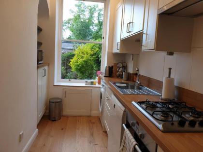 Lovely 2 bed near Meadows with private parking - image 8
