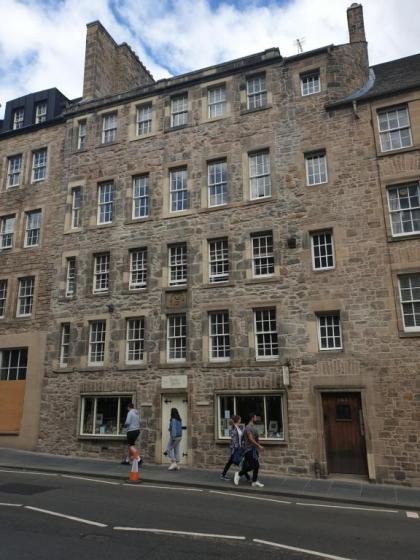 Canongate - Spacious and historic 2 bed flat on Royal Mile - image 1