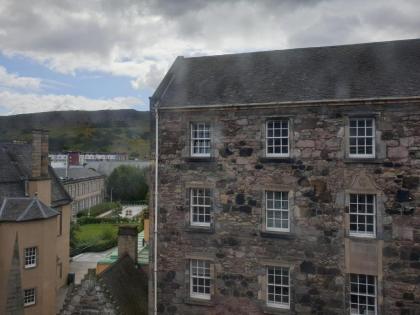 Canongate - Spacious and historic 2 bed flat on Royal Mile - image 2